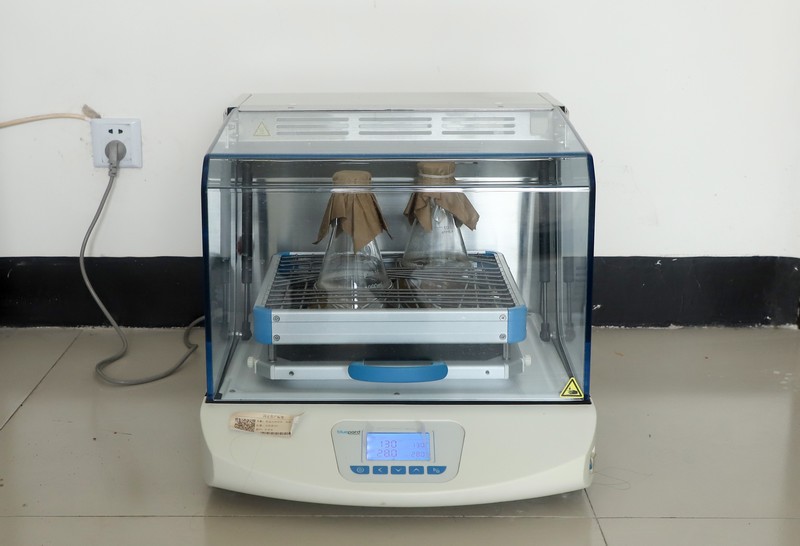 14恒温培养摇床.JPG