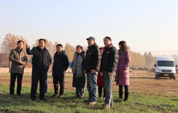 19年12.4日中作联合体成员来我院进行黄淮北片苗期考察145.jpg